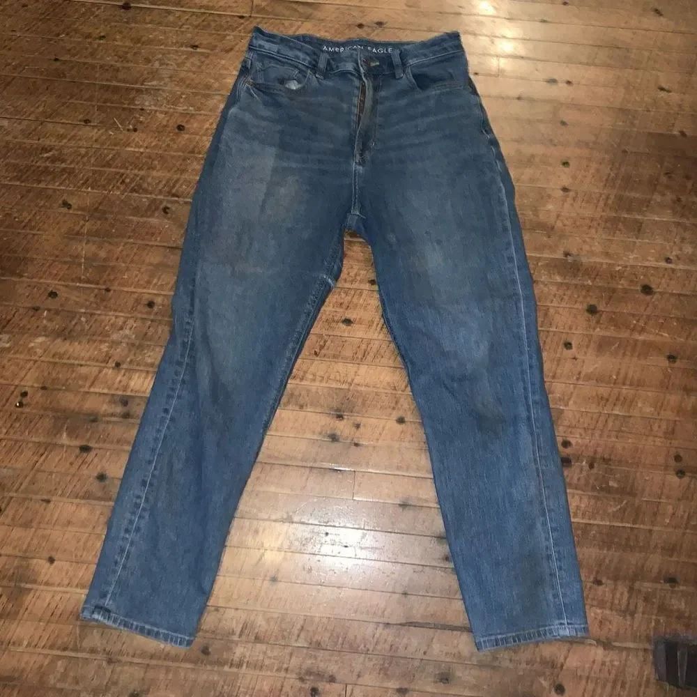 American Eagle distressed size 6 medium wash normcore jeans